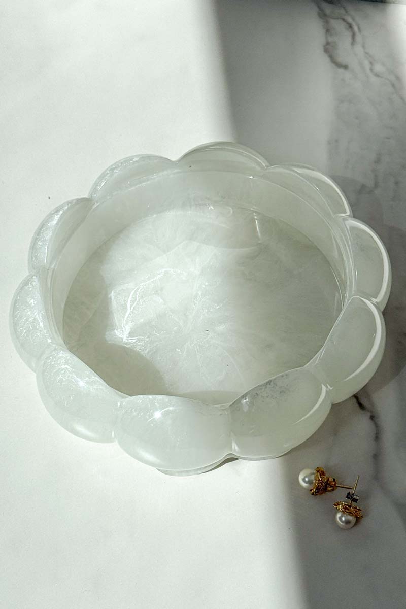 Cloud-Edge Resin Round Trinket Tray - Handmade Quartz-Inspired Jewelry Dish & Vanity Catchall