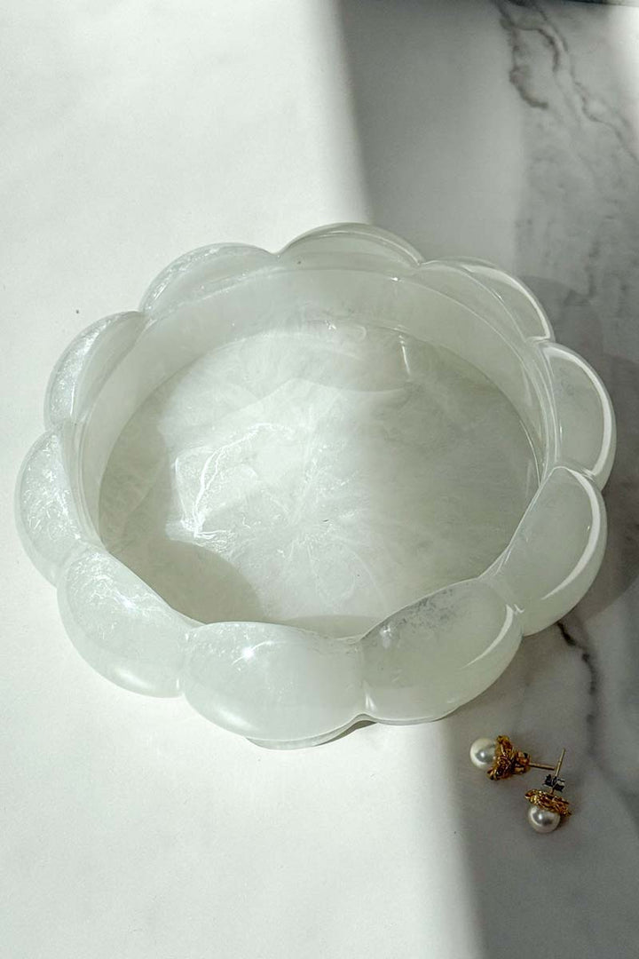 Cloud-Edge Resin Round Trinket Tray - Handmade Quartz-Inspired Jewelry Dish & Vanity Catchall